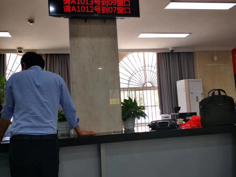 承包地作物被铲，原因是女子结婚后就没有承包本村土地权利？闵行区律师：必须维权！